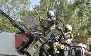 Des militaires burkinabè dispersent des manifestants à Ouagadougou le 30 octobre 2014