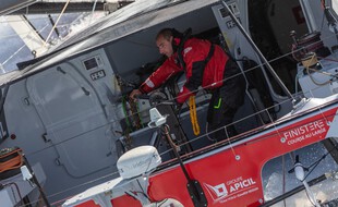 Le Nantais Damien Seguin sur son bateau.