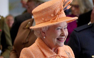 La reine Elizabeth II, lors de l'inauguration d'un bâtiment dédié à l'armée britannique, à Northwood, le 6 mai 2010.