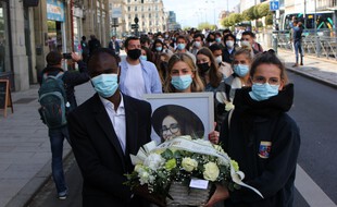 Environ 200 personnes ont participé à la marche blanche en hommage à Alexia Cote, étudiante retrouvée morte à son domicile le 15 avril 2021. Ici à Rennes, le 21 mai 2021.