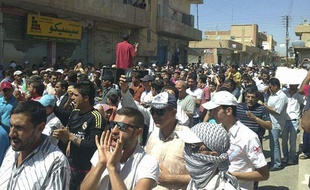 Des manifestants anti-gouvernementaux défilent dans les rues d'Armude (Syrie), le 26 août 2011.