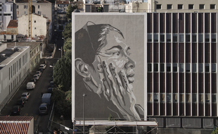 Réalisé par Mahn Kloix, ce visage de Tursunay Ziawudun, est un hommage à la résistance des Ouïghours