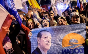 Des partisans du parti turc AKP, au pouvoir, brandissent des drapeaux et un portrait du président turc, Recep Tayyip Erdogan, après la victoire du parti aux législatives anticipées, le 1er novembre 2015, à Istanbul.