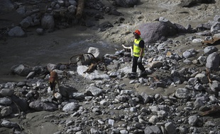 Un sauveteur et son chien après les crues meurtrières à Roquebillière, dans les Alpes-Maritimes, le 6 octobre 2020.