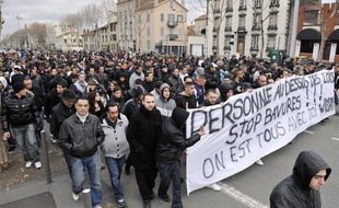 Des personnes défilent le 7 janvier 2012 à Clermont-Ferrand en soutien à un homme de 30 ans arrêté de façon «musclée» la nuit du réveillon et dans le coma depuis.