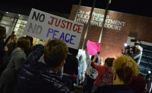 Manifestation devant le siège de la police à Ferguson (Missouri) après la démission de son responsable, le 11 mars 2015