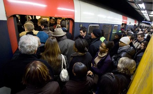 Aux heures de pointe dans le RER A, à la station Châtelet-Les Halles de Paris, le 11 février 2010