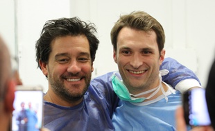 Le comédien Titoff et Florent Speroni, sur le tournage d'une vidéo dans un bloc opératoire de Nancy.