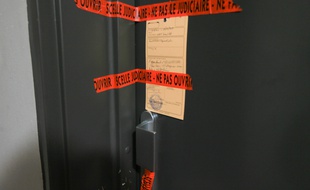 A l'entrée de l'appartement du principal suspect où a été trouvé l'ADN de Sophie Le Tan.