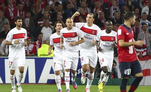Zlatan Ibrahimovic (le poing levé) et ses coéquipiers du PSG à Lille, le 2 septembre 2012.