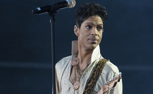 Le chanteur Prince sur scène au festival Hop Farm en 2011.