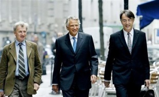 Le parquet de Paris a requis mardi un supplément d'information sur l'implication présumée de l'ancien Premier ministre Dominique de Villepin, mis en examen notamment pour complicité de dénonciation calomnieuse dans l'affaire Clearstream, a-t-on appris de source judiciaire.