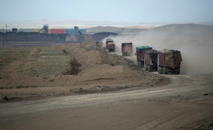 Des camions se rendent à la mine de Tavan Tolgoi, la plus grosse mine de charbon de Mongolie dans le désert de Gobi, le 26 juin 2016