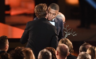 Griezmann félicite Mbappé, vainqueur du trophée Raymond Kopa du meilleur jeune.