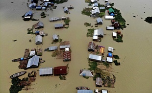 Des maisons touchées par les inondations à Faridpur, au Bangladesh, le 19 juillet 2020.
