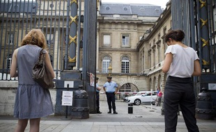 Des jeunes sont venus soutenir devant le palais de justice de Paris quatre «hommen» qui comparaissaient pour avoir perturbé la finale de Roland-Garros. Le 18 juillet 2013.