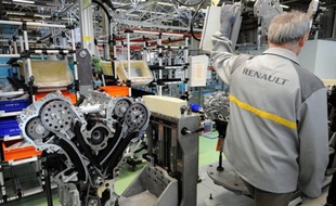 L'annonce par Renault de la suppression de 7.500 emplois a entraîné mercredi des débrayages dans plusieurs usines et tombe mal pour le gouvernement après la signature de l'accord sur la sécurisation de l'emploi et la mise en route des contrats de génération censés lutter contre le chômage.