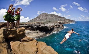 Le plongeur colombien Orlando Duque s'entraîne en marge du Red Bull Cliff Diving à Oahu, Hawaii le 8 septembre 2010. La dernière épreuve des World Series 2010 aura lieu le dimanche 12 septembre.