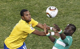 Robinho face à Eboue lors du match du Brésil contre la Côte d'IVoire, le 20 juin 2010.