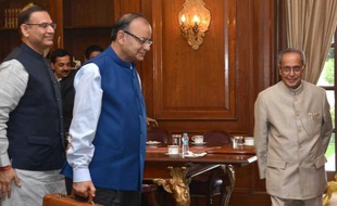 Le ministre indien des Finances, Arun Jaitley (c) arrive au palais présidentiel à New Delhi, le 28 février 2015