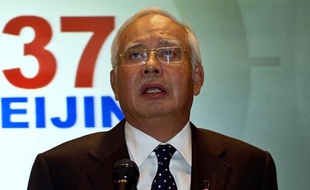 Le Premier ministre malaisien Najib Razak lors de la conférence de presse sur la disparition du Vol MH370, le 15 mars 2014 à Kuala Lumpur