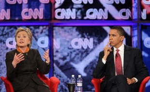 Les présidentiables Barack Obama et Hillary Clinton s'accusent mutuellement de malhonnêteté intellectuelle sur le dossier épineux des primaires du Michigan et de Floride, deux Etats où les victoires sans campagne de l'ex-Première dame sont invalidées par les instances nationales du parti démocrate.