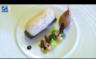 Une assiette d'omble chevalier, écrevisses et caviar au menu du réveillon du 31 décembre 2012 au Café de la Paix, à Paris.