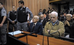 La controverse sur l'attitude de l'Eglise argentine pendant les années de dictature (1976-1983) a ressurgi après l'élection comme pape de l'archevêque de Buenos Aires Jorge Bergoglio, entendu comme témoin par la justice en 2010 sur l'emprisonnement de deux jésuites.