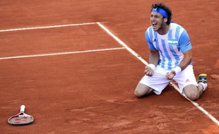 Le quart de finale de Coupe Davis face à l'Argentine avait bien commencé vendredi à Buenos Aires pour la France avec la victoire en cinq manches de Jo-Wilfried Tsonga, avant que Gilles Simon ne s'incline lourdement devant Juan Monaco.