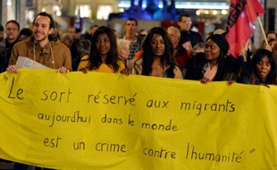 Des manifestants dénonçant l'attaque contre un squat de migrants marchent à Nantes, le 10 novembre 2015