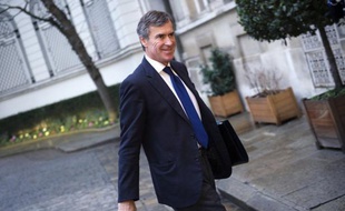 Le ministre délégué au Budget Jérôme Cahuzac a évoqué dimanche la possibilité que le dispositif qui viendra remplacer l'imposition à 75% des revenus supérieurs au million d'euros, initialement présenté comme temporaire, puisse être appliqué pendant tout le quinquennat.