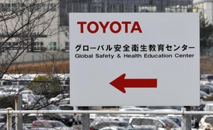 Toyota Motor, premier constructeur automobile japonais, prévoit une production mondiale record de 8,65 millions de véhicules en 2012, grâce notamment à l'augmentation de la demande dans les pays émergents, selon des informations de presse publiées samedi.