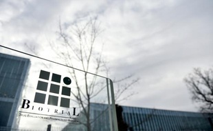Le logo du laboratoire Biotrial devant son bâtiment à Rennes, où un essai thérapeutique à a fait un mort, le 16 janvier 2016