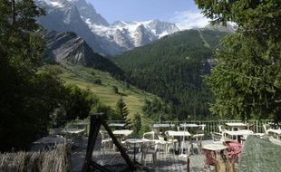 La terrasse vide d'un bar à La Grave, dans les Hautes-Alpes, le 6 juin 2015