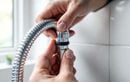 La méthode express des bricoleurs pour changer un flexible de douche sans outil ni fuite
