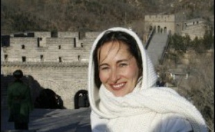La candidate socialiste à l'élection présidentielle française, Ségolène Royal, a entamé samedi une visite en Chine de quatre jours destinée à conforter sa stature internationale à moins de quatre mois du scrutin.
