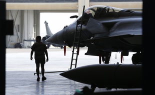 Un soldat français prépare un Rafale sur une base du Golfe, le 17 novembre 2015.