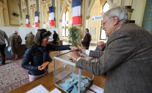 Une femme vote pour les Européennes 2019