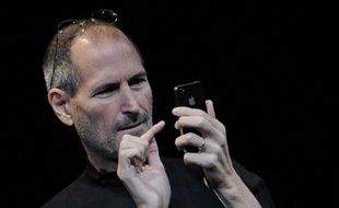 Steve Jobs, le fondateur d'Apple, dévoile l'iPhone 4 à San Francisco en Californie, le 7 juin 2010.