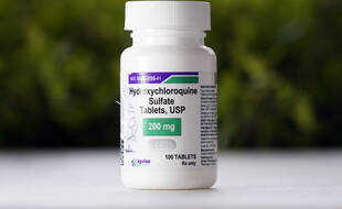 Un flacon d'hydroxychloroquine.
