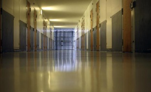 La France s'est retrouvée en contravention avec une obligation inscrite dans la loi depuis bientôt 140 ans, l'emprisonnement en cellule individuelle