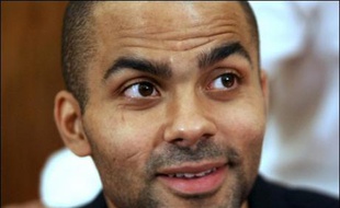 La star française du basket-ball Tony Parker, élu meilleur joueur de la finale NBA, a ironisé jeudi lors d'une conférence de presse dans un grand hôtel parisien sur le battage médiatique autour de son mariage avec l'actrice vedette Eva Longoria le 7 juillet.