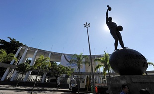 La statue de Hilderaldo Bellini devant le stade du Maracana à Rio de Janeiro, le 16 juin 2010.