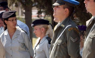 Hommage de soldats grecs et israéliens au cimetière juif de Thessalonique, le 8 avril 2005
