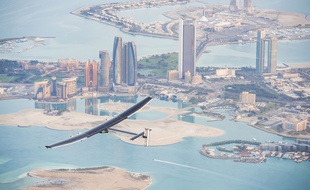 L'avion solaire Solar Impulse 2 lors d'un vol test effectué fin février à Abu Dhabi, avant le départ pour le tour du monde le 9 mars 2015.