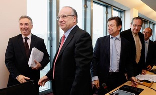 Le directeur de la Caisse nationale d'Assurance Maladie (CNAM), Frédéric Van Roekeghem (à gauche) salue le président de la Confédération des syndicats médicaux français Michel Chassang (deuxième à gauche) avant la dernière séance de négociations sur les dépassements d'honoraires, le 17 octobre 2012 à Paris