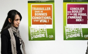 Le président de La Poste, Jean-Paul Bailly, va ouvrir "dans les prochains jours, un cycle d'écoute et de dialogue sur la santé et le bien-être au travail", après le suicide mercredi dernier d'un jeune cadre à La Poste de Rennes, a-t-il annoncé dans un communiqué mardi.