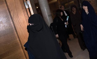 La cour d'appel d'Aix-en-Provence (Bouches-du-Rhône) a confirmé vendredi la condamnation à six mois de prison, dont quatre avec sursis, d'une jeune femme intégralement voilée, qui avait mordu une policière lors d'un contrôle d'identité à Marseille fin juillet 2012.