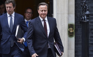 Le Premier ministre britannique David Cameron (C) quitte le 10 Downing Street, à London, le 7 septembre 2015.