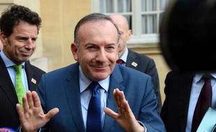 Le président du Medef, Pierre Gattaz, a demandé lundi, sans s'engager sur d’éventuelles contreparties en termes d'emplois, que le gouvernement baisse les charges et impôts de 60 milliards d'ici 2017.